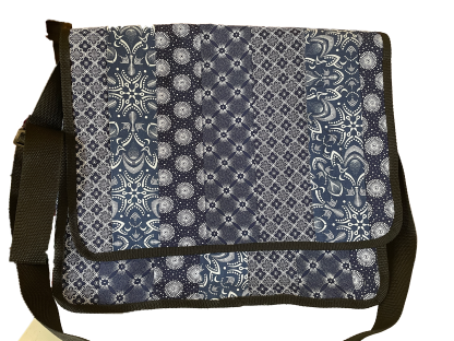 Picture of a upcycle messange bag mde from shwe shwe and pcv vinyl