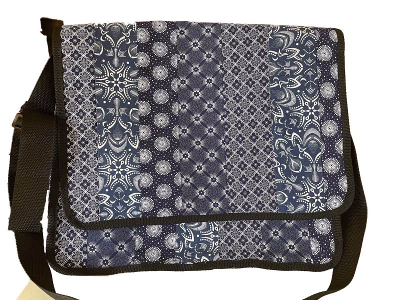 Picture of a upcycle messange bag mde from shwe shwe and pcv vinyl